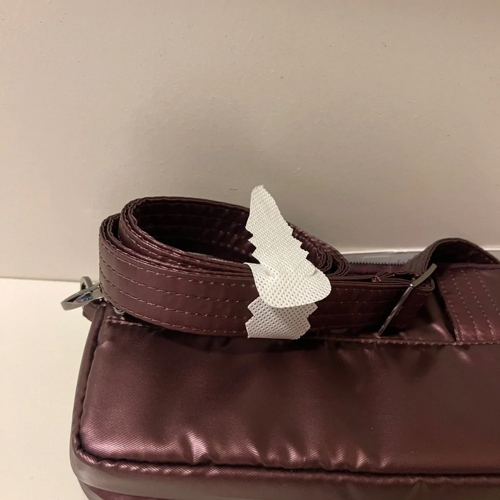 Lug Quilted RFID Convertible
Crossbody. Coupe 2. New Can attached to your belt - Picture 5 of 16